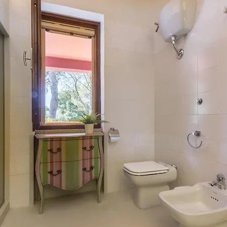 Con Grande Giardino A 150 Mt Dal Mare Capitana